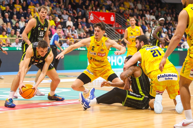 In orangen Trikots zum ersten Heimsieg